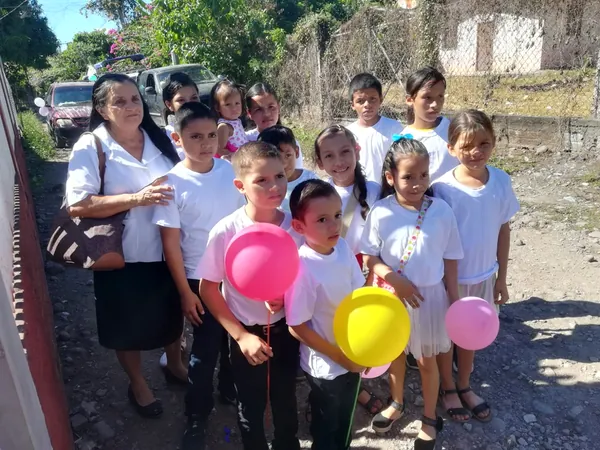 Niños con globos rosas y amarillos en un evento de Dorcas Foundation.