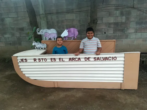 Una reunión comunitaria en una iglesia con un escenario decorado.