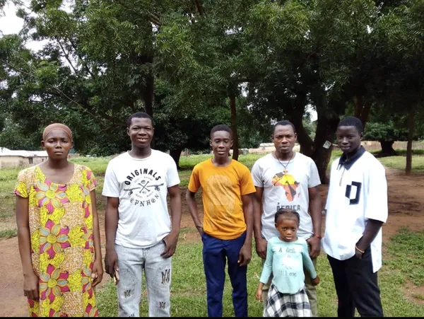 Un grupo de voluntarios de Dorcas Foundation reunidos al aire libre.