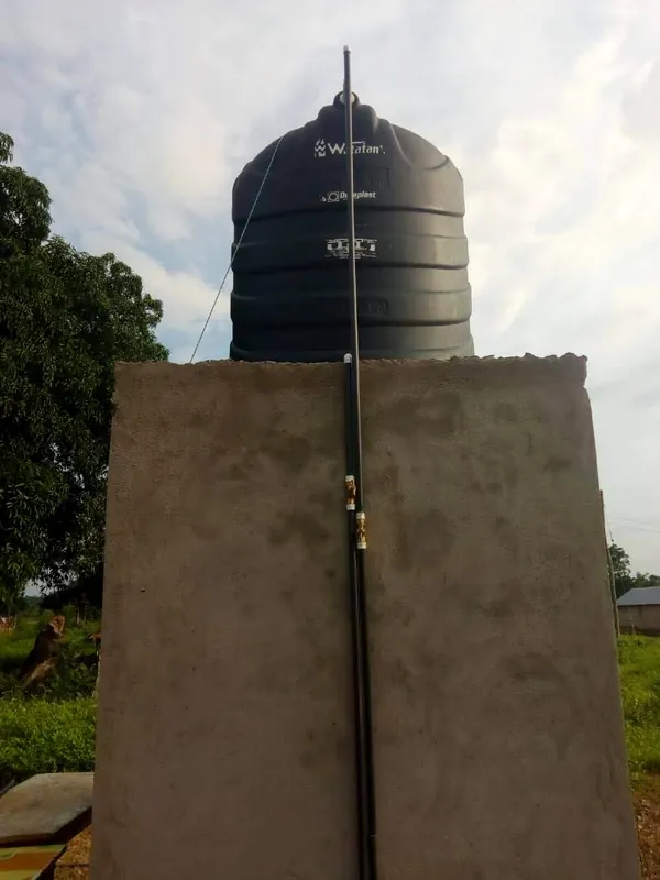 Una torre de agua en una comunidad servida por Dorcas Foundation.